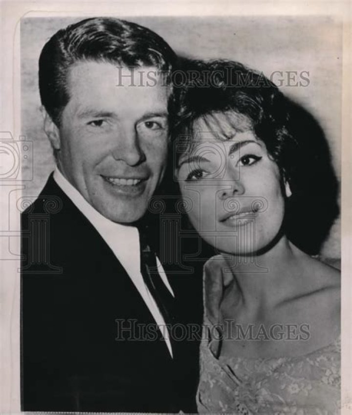 1961 Press Photo Actor Robert Horton, Singer Marilyn Bradley Wagon