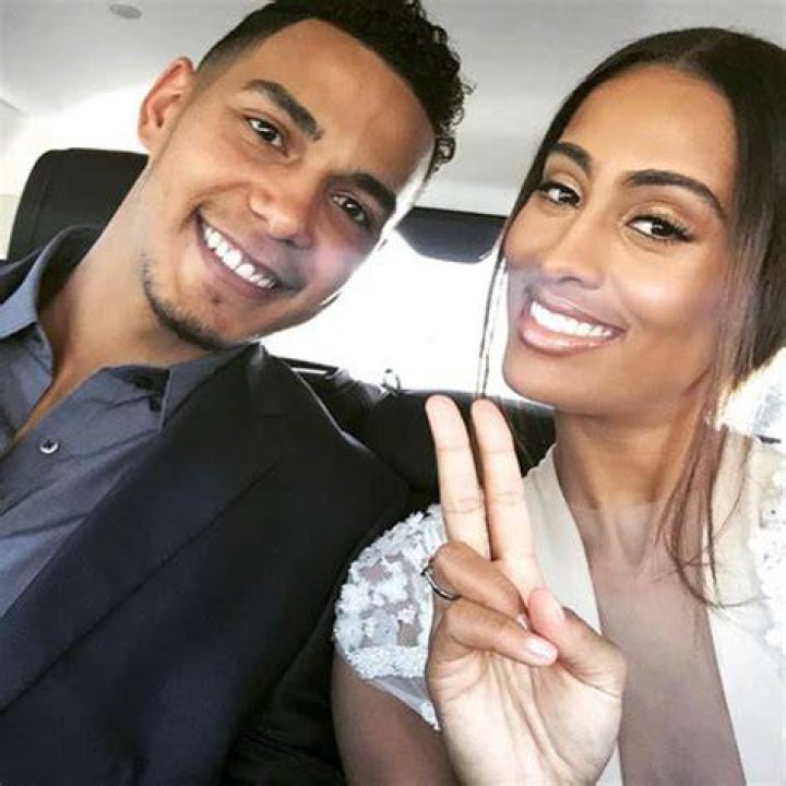 45+ Skylar DigginsSmith Husband Pictures Sky Image