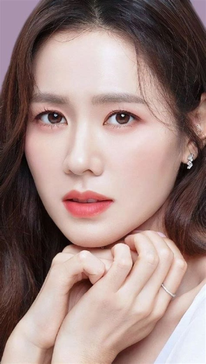 Actress Website Son Yejin brushes up on history to play spy