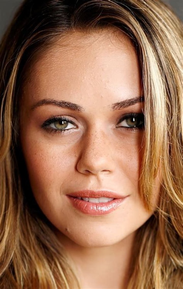 Alexis Dziena Wiki, Biography, Age, Husband, Career, Facts, Photos And More