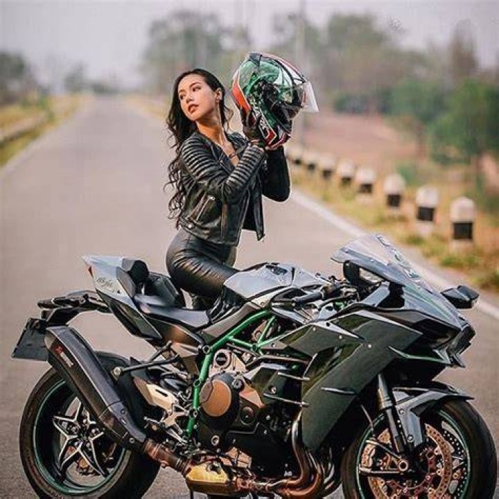 Biker Girl on Kawasaki Ninja Female Biker, Lady Biker, Moto Ninja