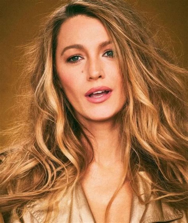 Blake Lively&rsquo;s RingFlaunting SparkleFest A MultiZoom Analysis