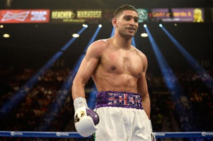 Boxer Amir Khan wins first fight in 2 years in 40 seconds Video