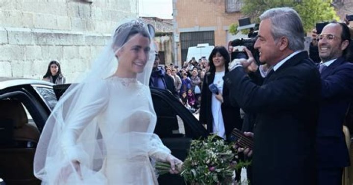 Carlos Sainz, emocionado y abrumado, no oculta su felicidad en la boda