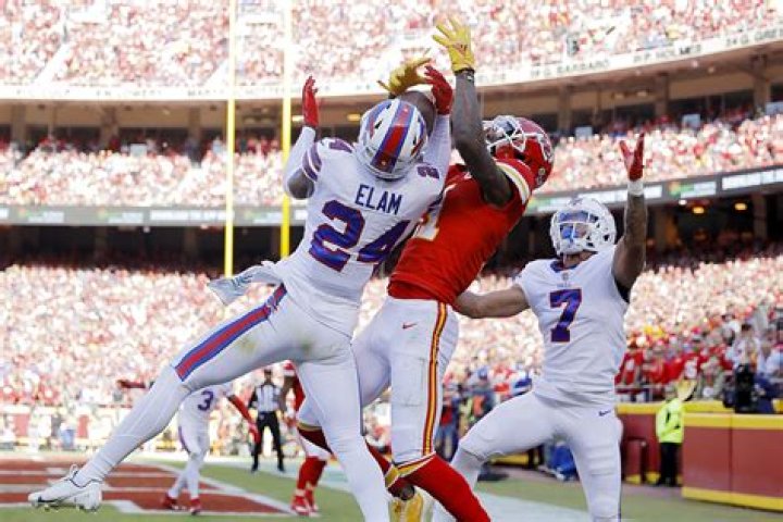 Chiefs&rsquo; Marquez ValdesScantling salary guarantee triggers for 2023