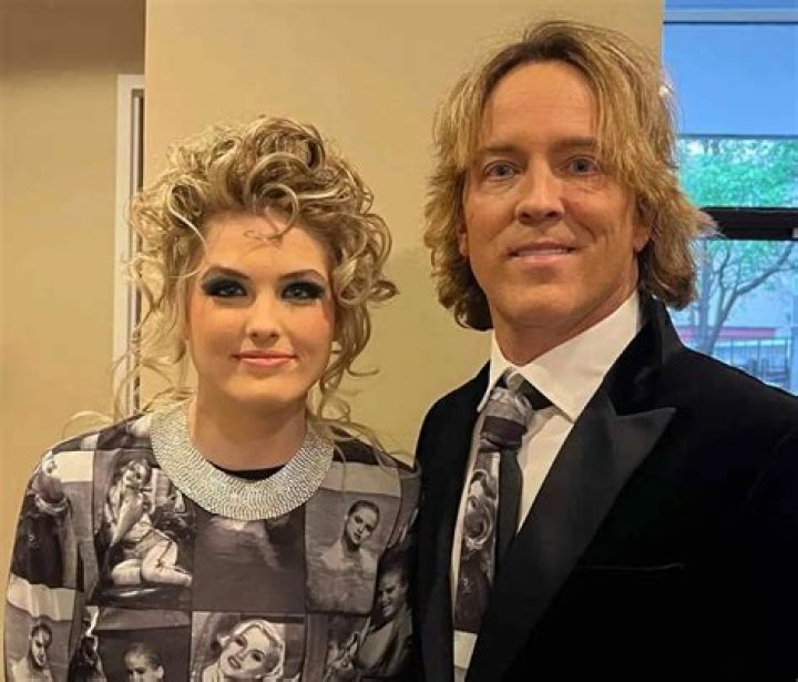 Dannielynn, la hija de Anna Nicole Smith, visita la tumba de su madre