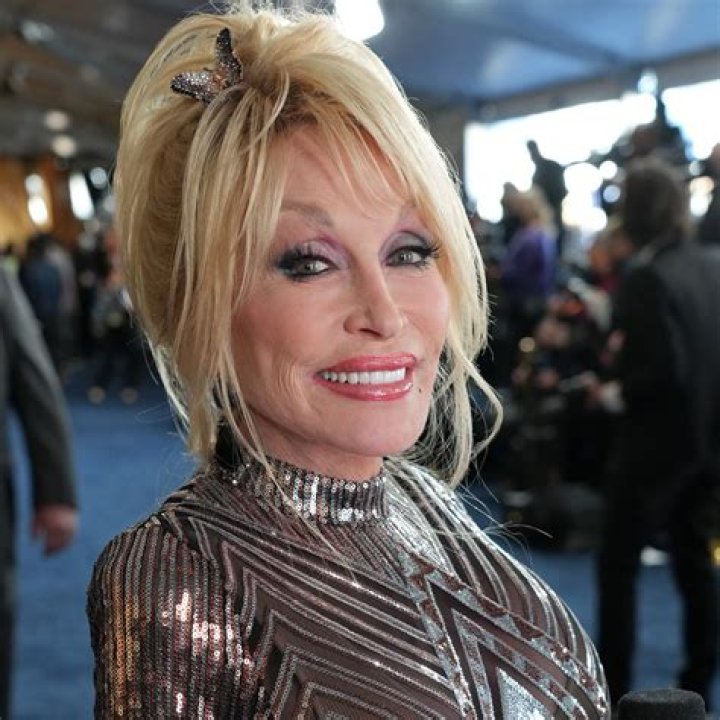 Dolly Parton's height 5&rsquo;0&rsquo;&rsquo; (152 cm) Dolly parton height, Dolly