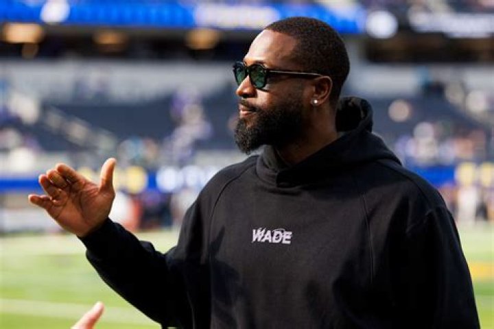 Dwyane Wade Says He's Proud of Mom For Conquering Fear of Swimming