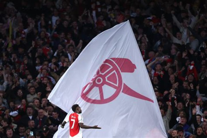 Emiliano Mart&iacute;nez Wife Arsenal Legend Ian Wright Says He Was