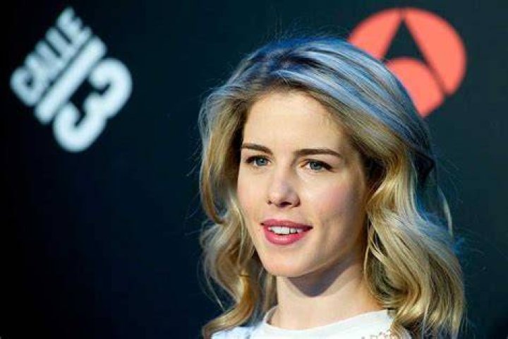 Emily Bett Rickards bio net worth, husband, family, what happened