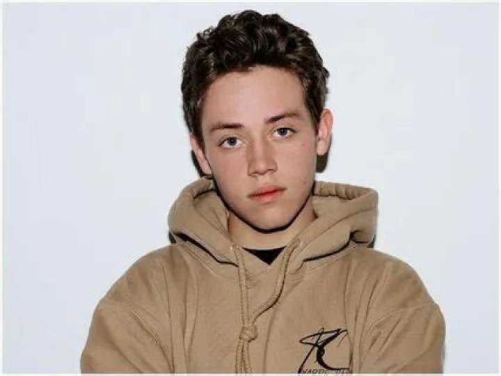 Ethan Cutkosky Wiki, Biography, Net Worth, Family, Girlfriend Fabulaes