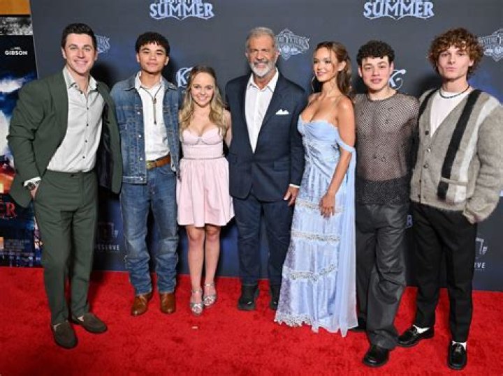 Info & Pics Of Mel Robbins' Husband & Family Celebritopedia