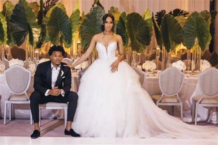 Is Deon Bush married to Amina Smith? His Wife, Parents, Salary, Jersey