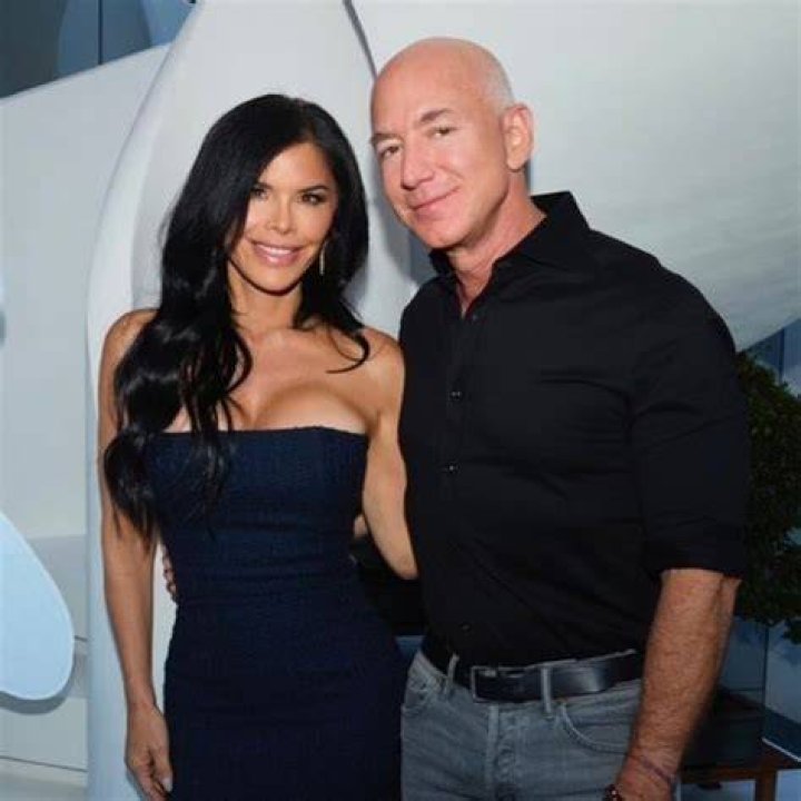 Jeff Bezos&rsquo; Girlfriend Lauren Sanchez Is Gilded in Gold Heels for LOTR