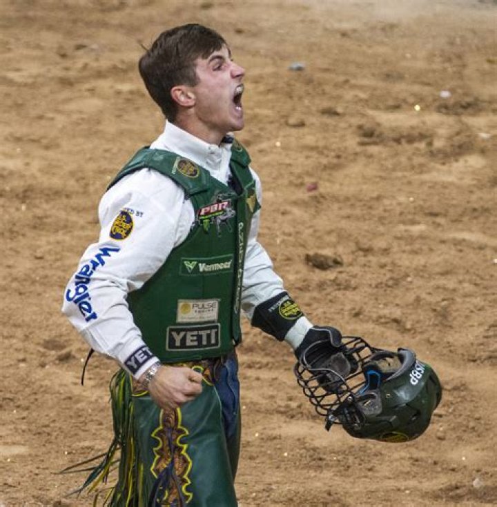Jess Lockwood rallies to capture second PBR world title Las Vegas