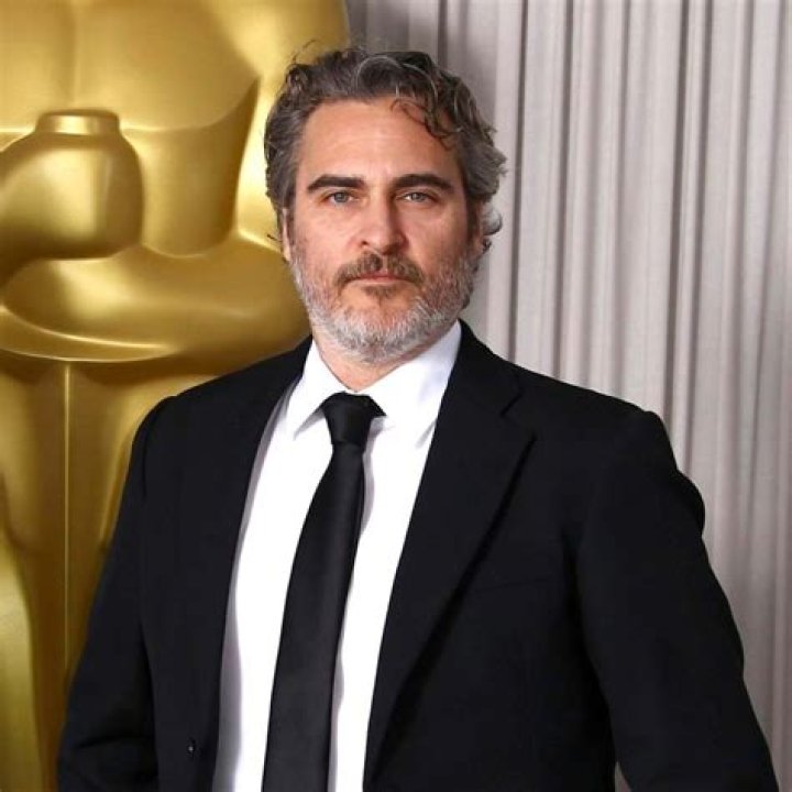 Joaquin Phoenix & Allie Teilz from La Foto del Momento E! News