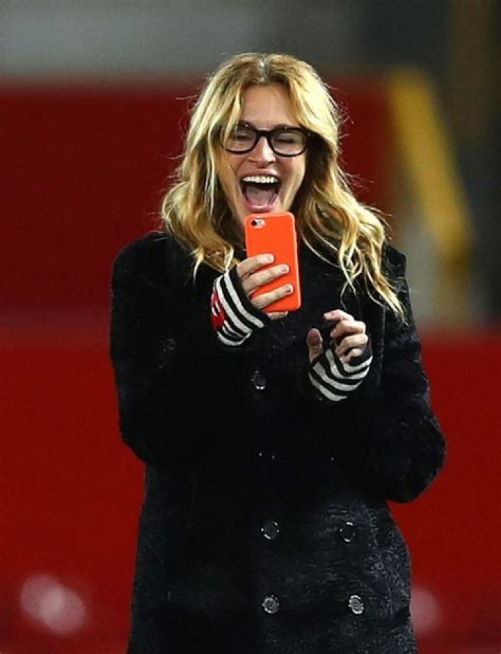 Julia Roberts giddy over Manchester United shirt from Erik ten Hag