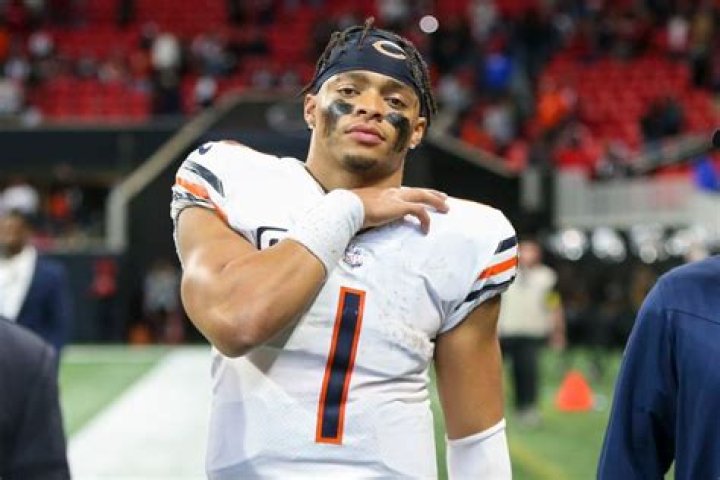 Justin Fields profile, bio, birthday, wife, children, contract, salary