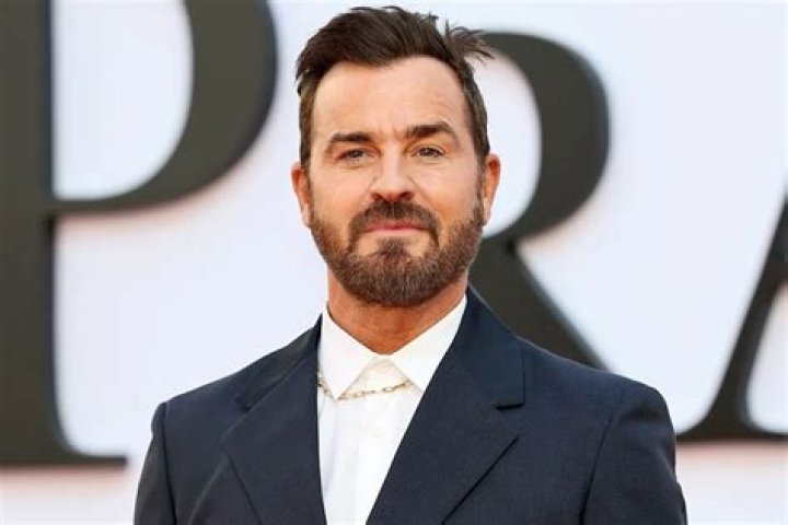 Justin Theroux flashes beard while with 'girlfriend' Petra Collins