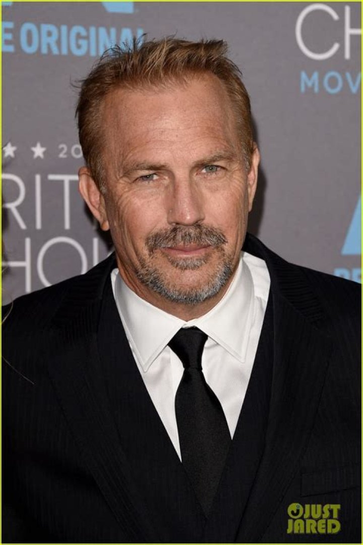 Kevin Costner Brings His Wife to Critics' Choice Awards 2015 Photo