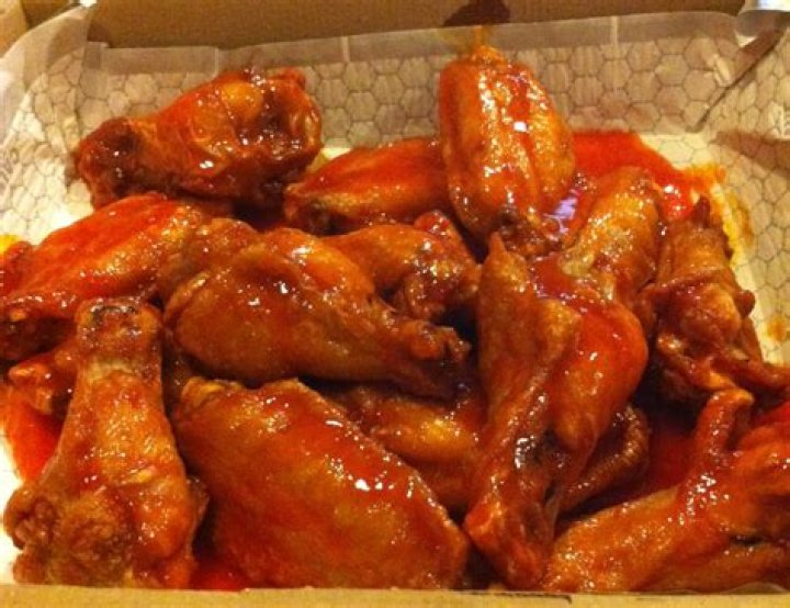 King of the Wing Pizza Hut / Wingstreet Buffalo Burnin' Hot