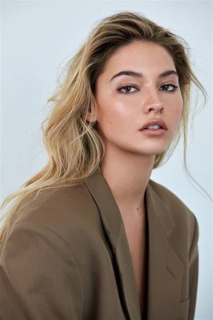 Madelyn Cline bio age, height, parents, partner, net worth, shows L