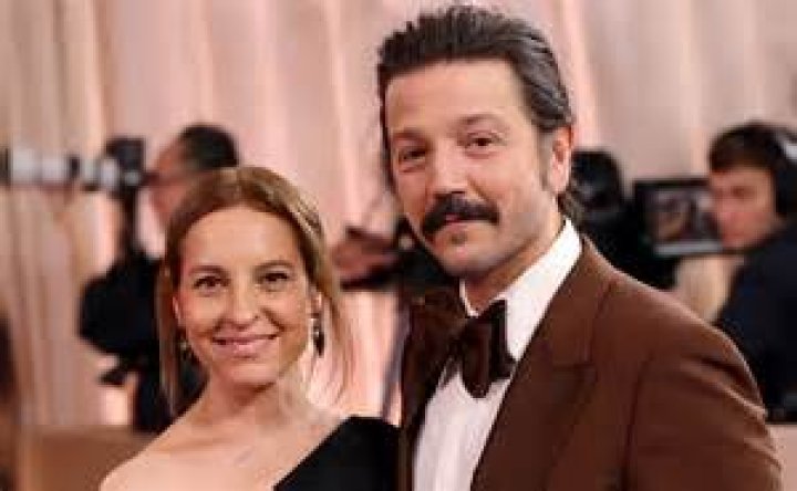 Marina de Tavira y Diego Luna posan juntos por primera vez [Telemundo]