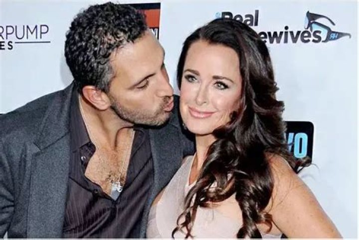 Mauricio Umansky with his wife and daughters
