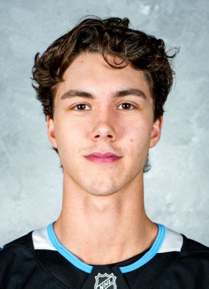 Maveric Lamoureux's parents make out at 2022 NHL Draft in viral video