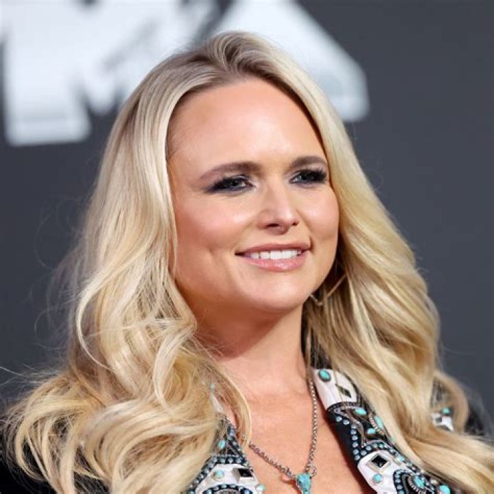 Miranda Lambert Wows Fans with Her Natural Beauty as She Poses in a