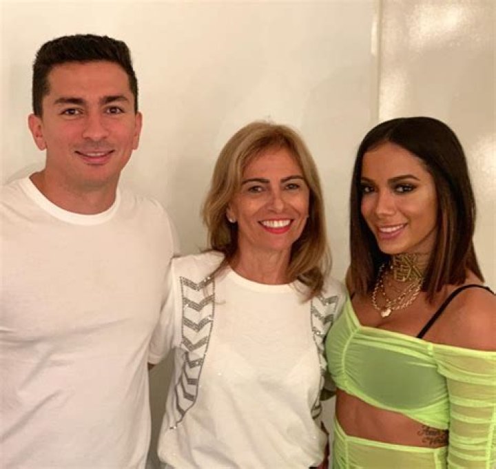 Na Argentina, Anitta posa com m&atilde;e e irm&atilde;o e compartilha clique nas