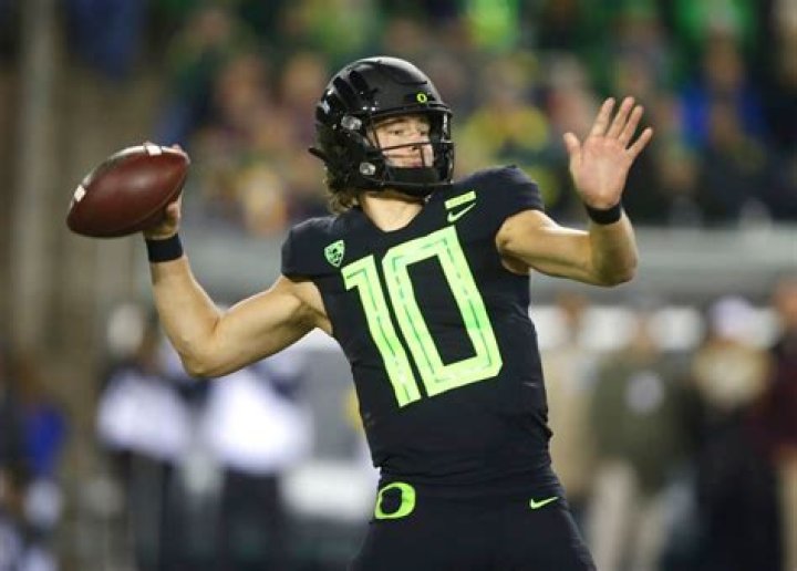 Oregon QB Justin Herbert to be honored on field during National