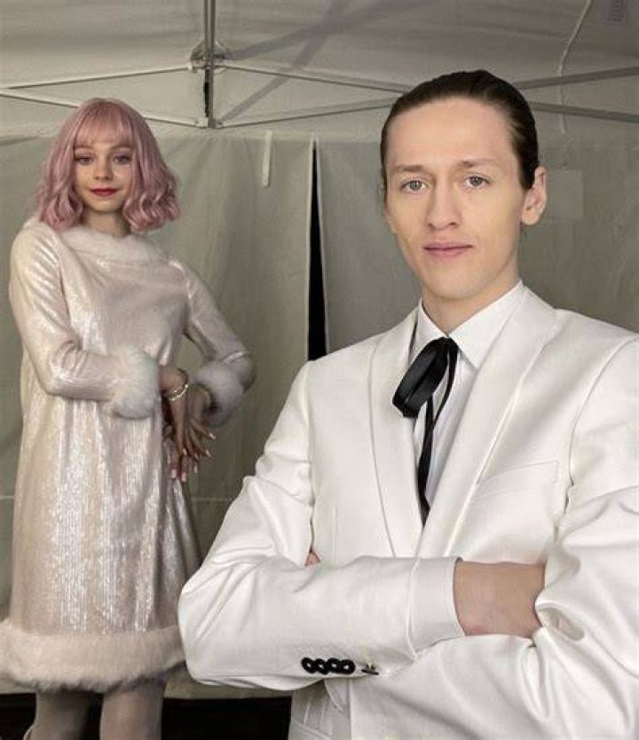 Percy Hynes White and Emma Dumont Percy hynes white, Emma dumont, The