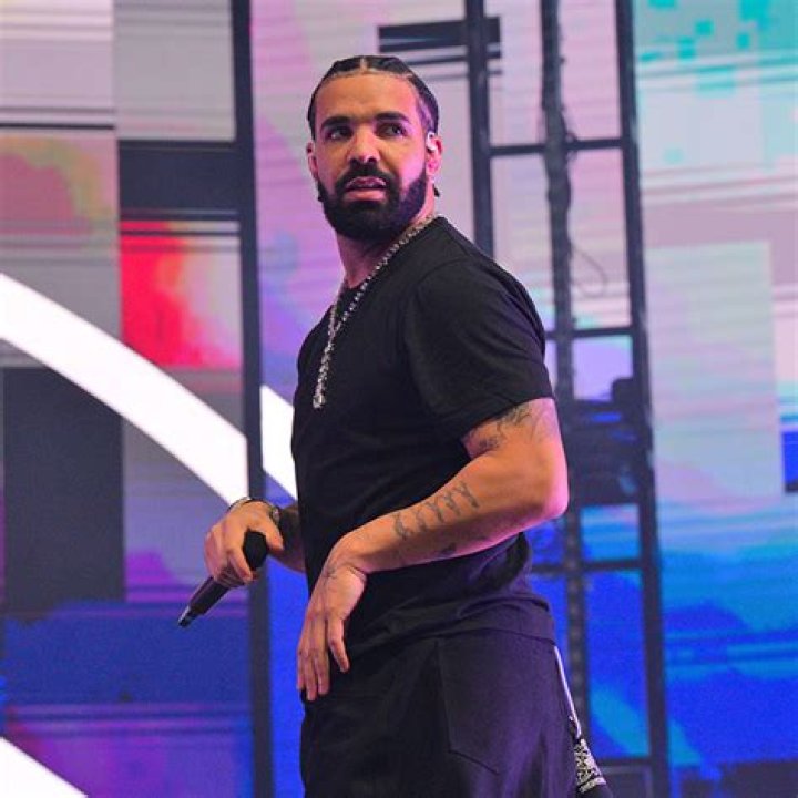 Plastic Surgeon Trolls Drake Over Alleged Liposuction!! Media Take Out