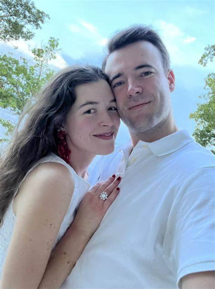 Sara Worth 2020, Salary, Married, Bio, Family, Career