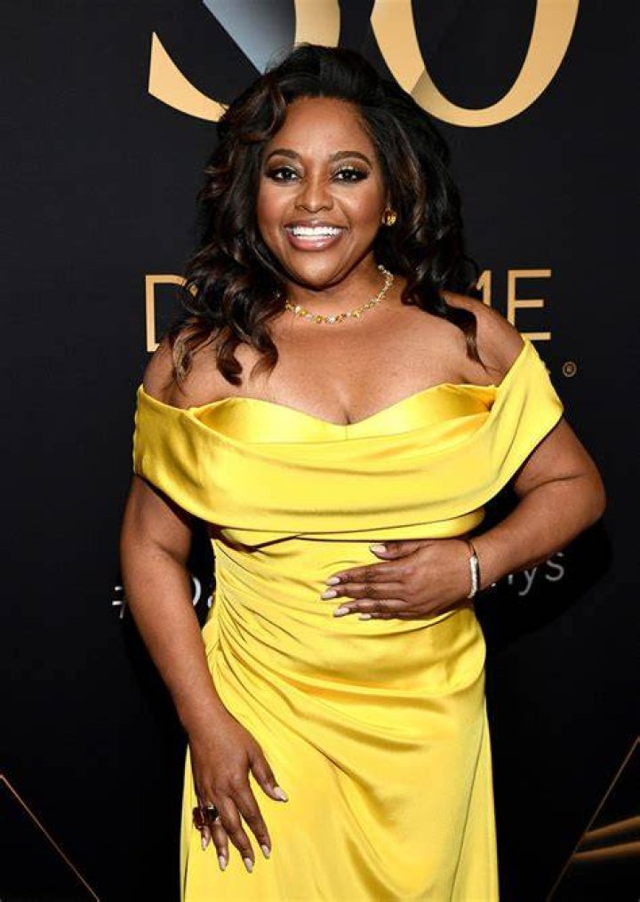 Sherri Shepherd's bridal gown, wedding photographs in Chicago subway