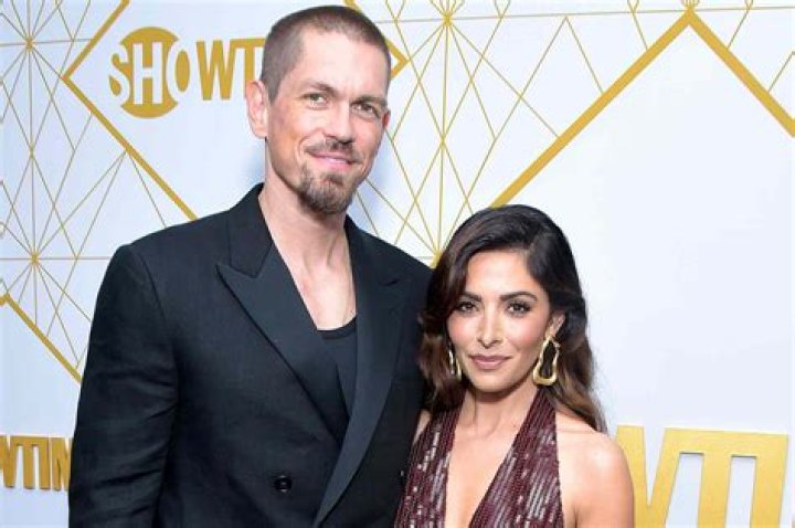Steve Howey, &eacute;pouse Sarah Shahi finalise le divorce apr&egrave;s la s&eacute;paration