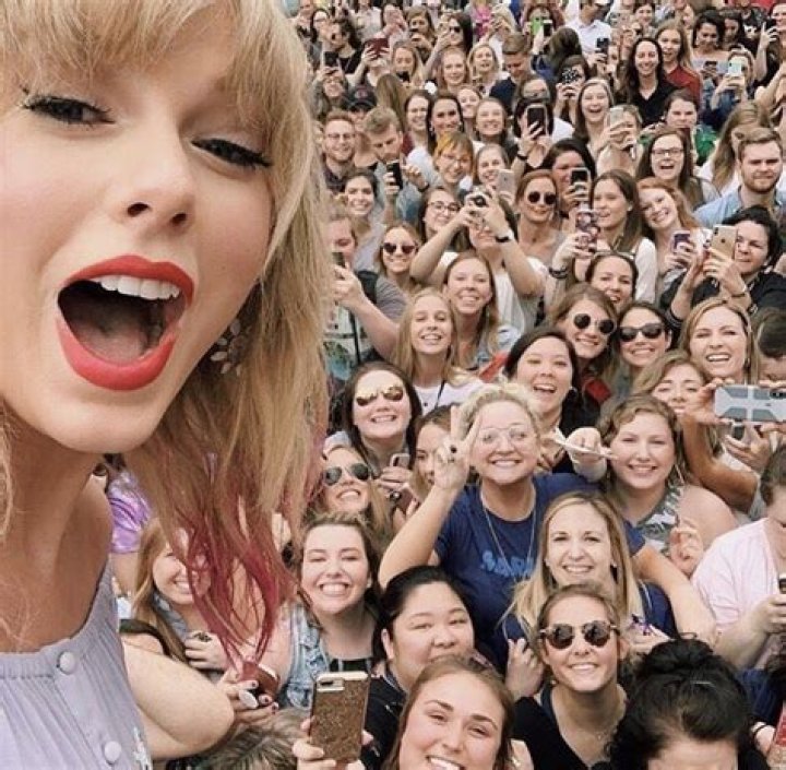 Taylor Swift Fan Taylor Swift In Black Outfit