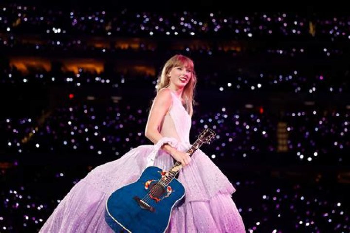 Taylor Swift Performs 'Labyrinth' About 'Falling in Love Again' at