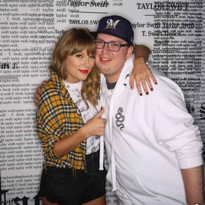 Taylor Swift Surprises Domino's Employee Who Saved Women&rsquo;s Life
